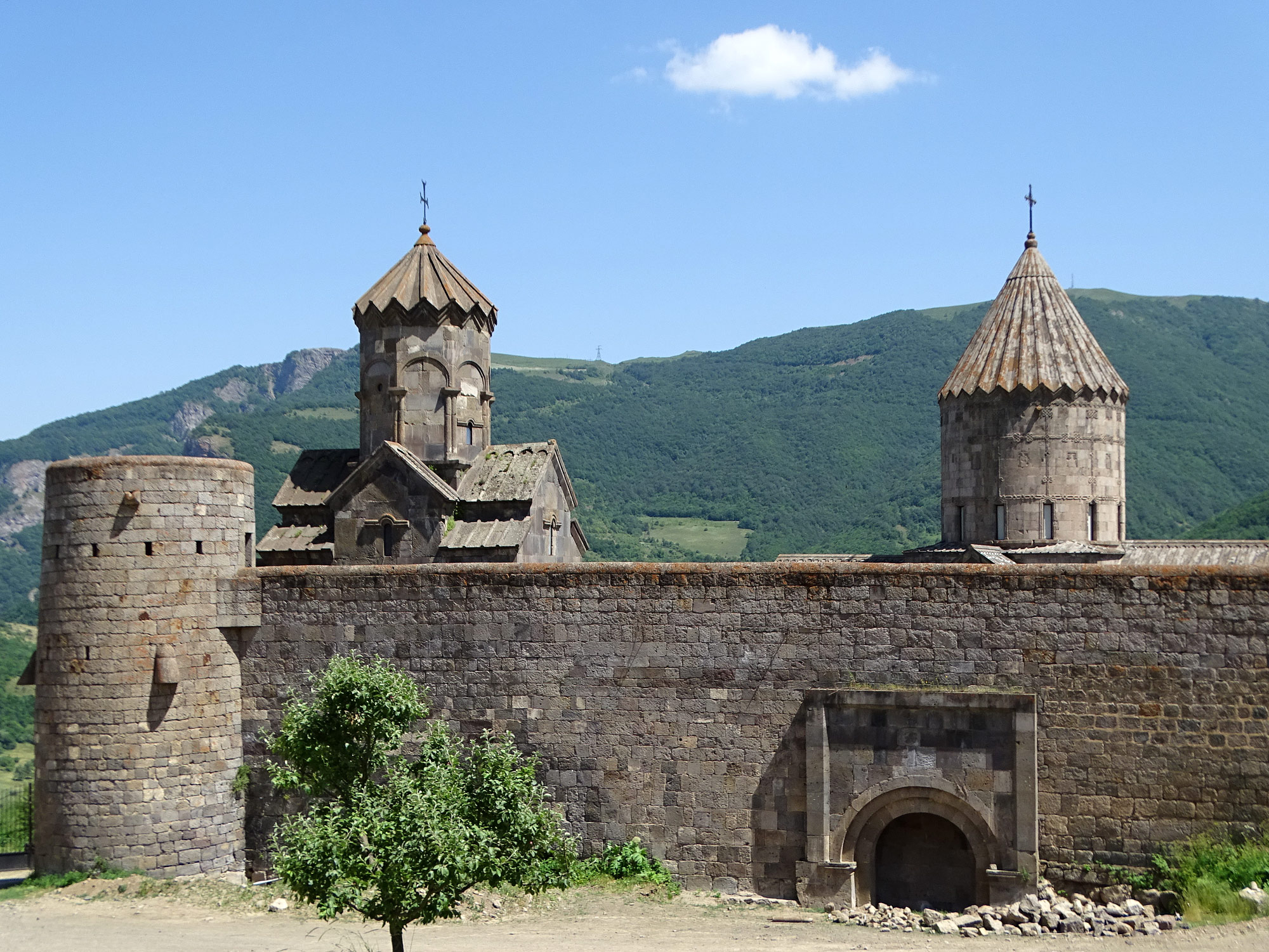 Tatev (Տաթևի վանք,Татев) (Photo license: CC BY 2.0)